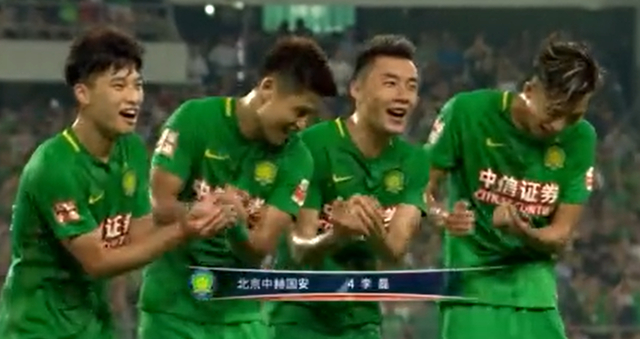 2017年中超联赛，于洋（左二）和进球功臣李磊一起跳摇篮舞。  视频截图