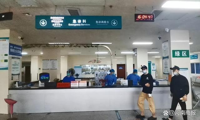 1月27日,三亚市人民医院急诊科室内就诊人数寥寥。新华社记者刘邓 摄