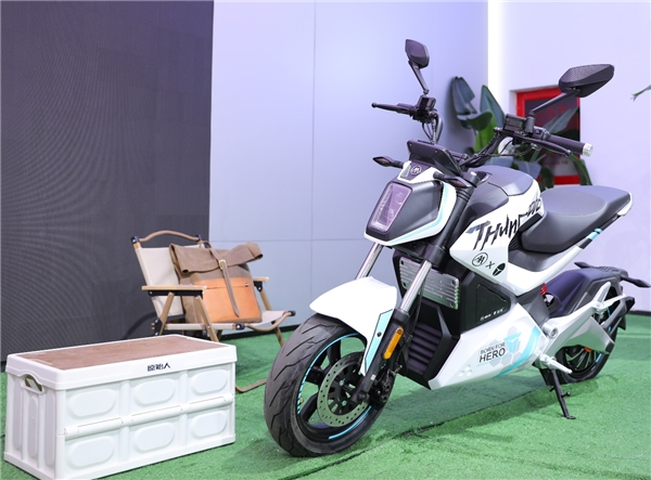 　　图:冰刃白+新生蓝,让爱玛造梦师×雷神「 HERO 」限量款双能机车炫酷吸睛