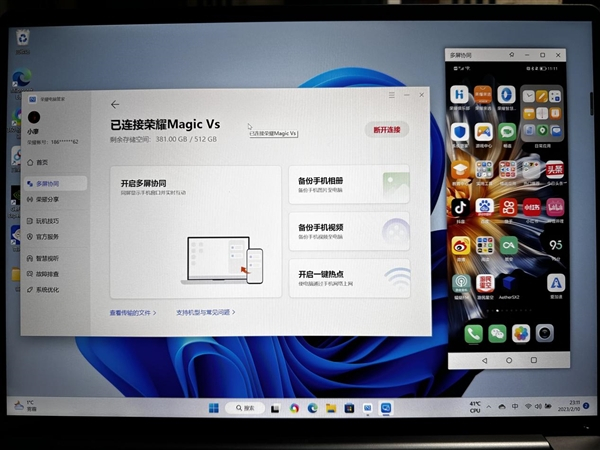 在荣耀笔记本端，手机和笔记本之间互联操作和鸿蒙3.0的多屏协同并无明显差异图源：品玩lzh摄