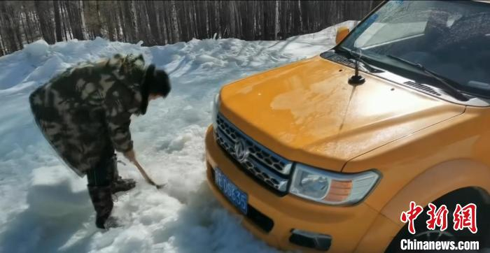 图为柴瑞峰“解救”陷进冰包的检修车。李辉 摄