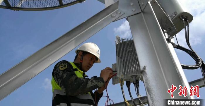 图为柴瑞峰检修林区基站。李丰胜 摄