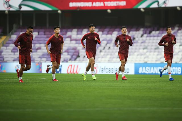 作为“89一代”球员，于洋（左二）曾多次入选国家队。  资料图/视觉中国