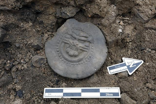 一号大型建筑基址（2022JZ1）出土的瓦当。国家文物局供图