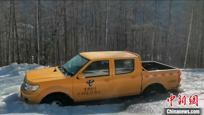 图为柴瑞峰的检修车陷进冰包里。李辉 摄