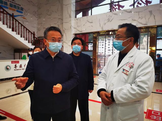 兴山县委书记曹宏伟（左）在县中医院调研医疗卫生工作。受访者供图