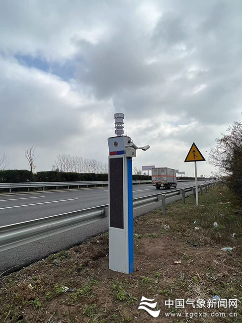 图为在恶劣天气高影响路段优化提升项目现场布设的交通气象智能警示桩 图/文张振东