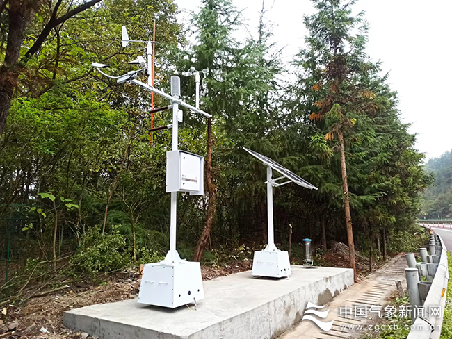 图为沪渝高速上石柱试点路段修建的“老院子大桥”交通气象观测站 图/文 陈施吉