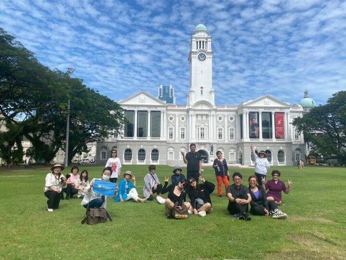 图为首发团游客在维多利亚剧院前合影留念 记者 黄高原 摄