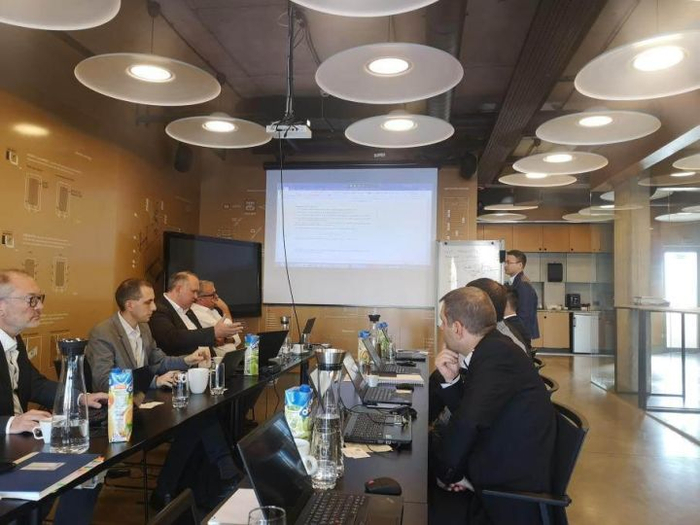 　　图：海尔代表与全球专家互动国际标准提案