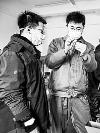 近日，河北省唐山市曹妃甸区职业技术教育中心的老师向学生介绍磨削技能。刘满仓摄/光明图片