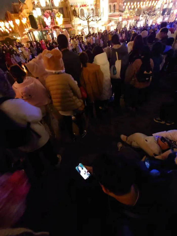 背着女友看美女视频