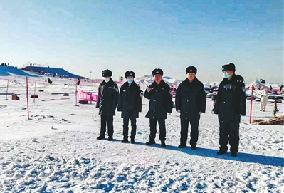 民警在沈北新区稻梦小镇景区执勤。