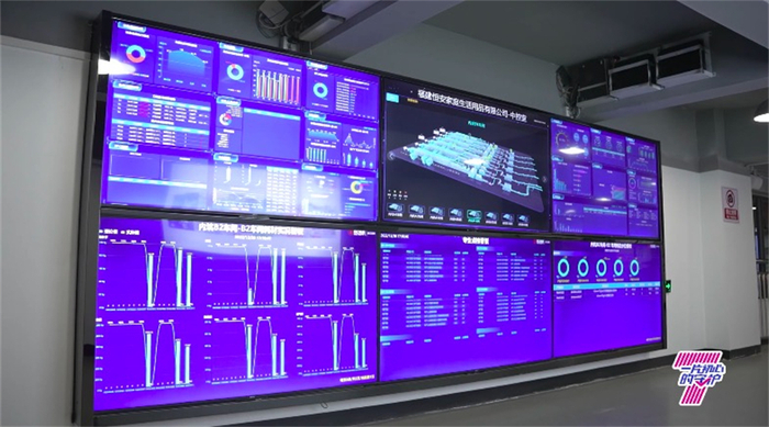 　　恒安集团总裁许清流带领常婷参观生产车间中控面板