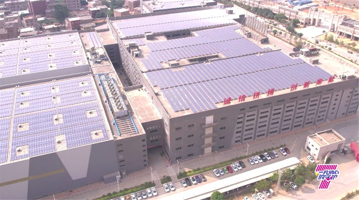 　　七度空间工厂覆盖太阳能电池板，实现绿色生产