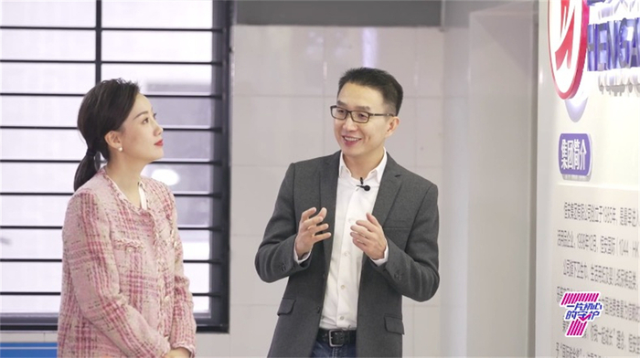 　　恒安集团总裁许清流带领常婷参观七度空间工厂