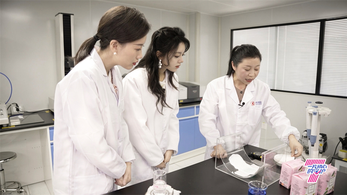 　　赵今麦化身“质检员”参与七度空间产品测试