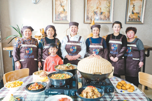 　　延庆井庄“醉美厨娘”团队为游客“私人定制”延庆味道。延庆区井庄镇供图