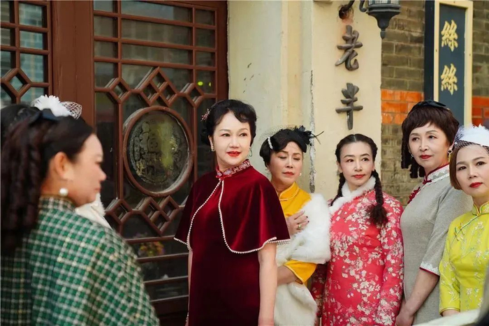 △徐青萍（右五）和朋友们在拍摄现场