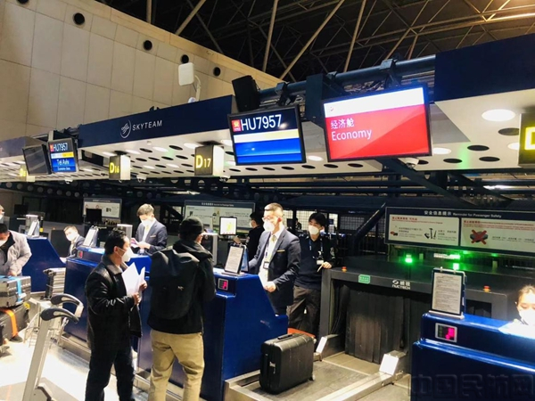 旅客有序办理值机手续（ 李健华 摄）