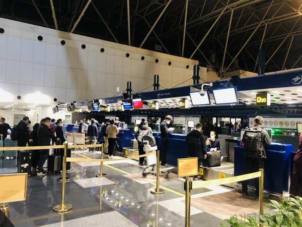 旅客有序办理值机手续（李健华 摄）