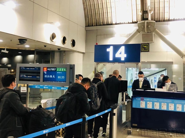 旅客在候机楼登机（李健华 摄）