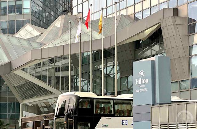 ▲2月16日成都希顿酒店外的“希尔顿”相关标识尚未撤除。  摄影/上游新闻记者 胡磊