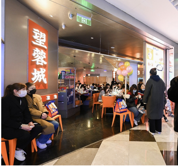 ▲2月11日中午，上海望蓉城晶品购物广场店，顾客正在等位 摄影/王军