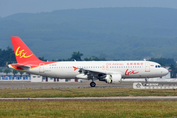 图为北部湾航空新引进的A320客机抵达南宁吴圩国际机场。