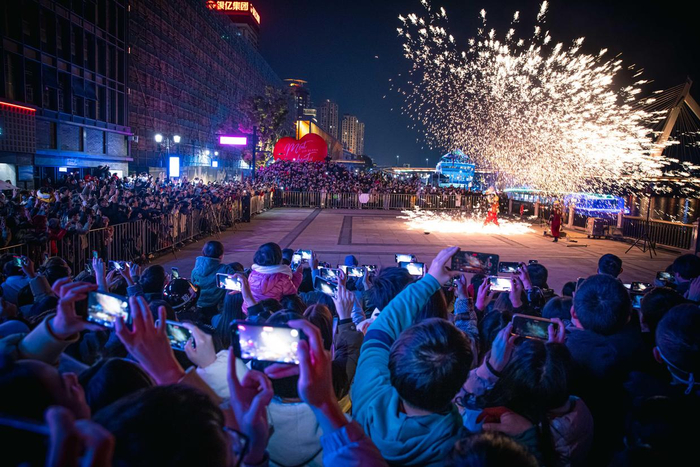 2月15日，游客在宁波老外滩步行街观赏打铁花表演。新华社记者 江汉 摄