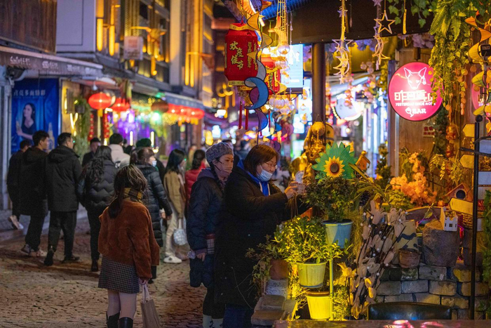 人流涌动的宁波老外滩步行街（2月15日摄）。新华社记者 江汉 摄