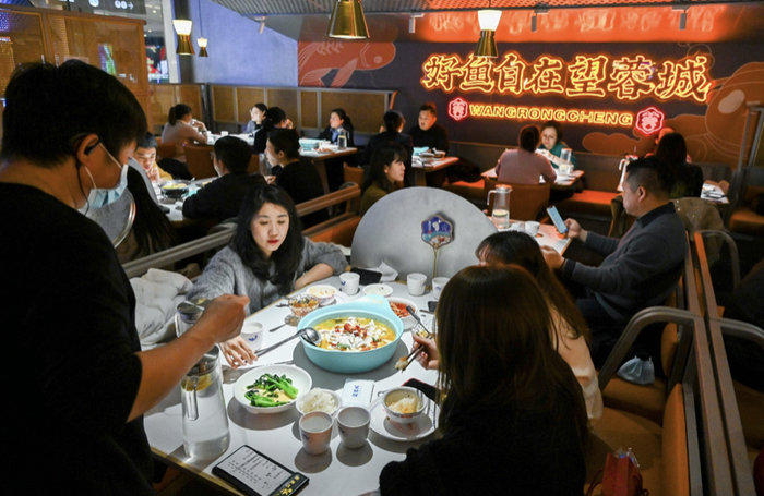 ▲2月11日中午，上海望蓉城晶品购物广场店，顾客在享用酸菜鱼美食 摄影/王军