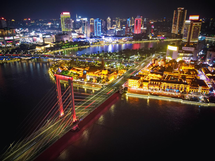 这是2月15日拍摄的宁波老外滩步行街夜景（无人机照片）。新华社记者 江汉 摄