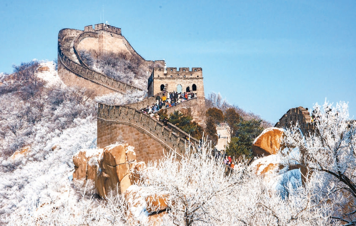 　　雪后的八达岭长城游人如织。 陆军摄