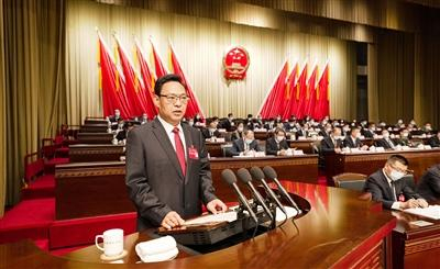 今年2月14日，石建平代表西宁市政府作政府工作报告（图片来源：西宁市政府官网）