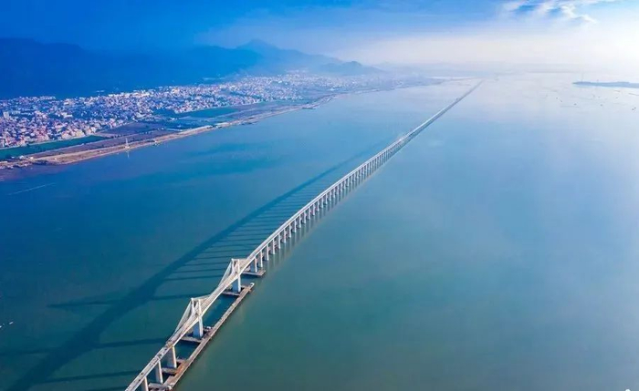 我国首条跨海高铁——福厦高铁湄洲湾跨海大桥。何卫东 摄