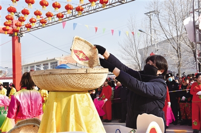市民体验民俗，祈愿丰收