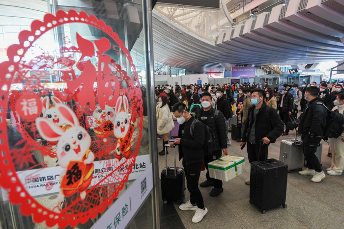 旅客在深圳北站进站口排队进站（1月18日摄）。新华社记者 毛思倩 摄
