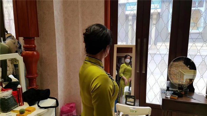 △阿姨对待自己的着装一丝不苟