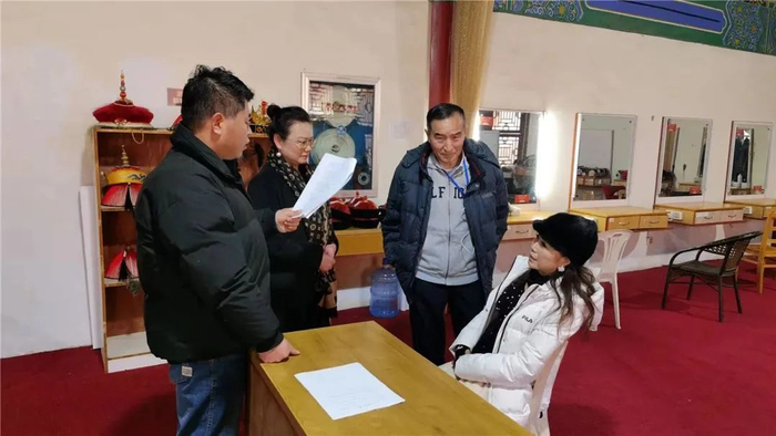 △对哈亮爷叔（右二）来讲