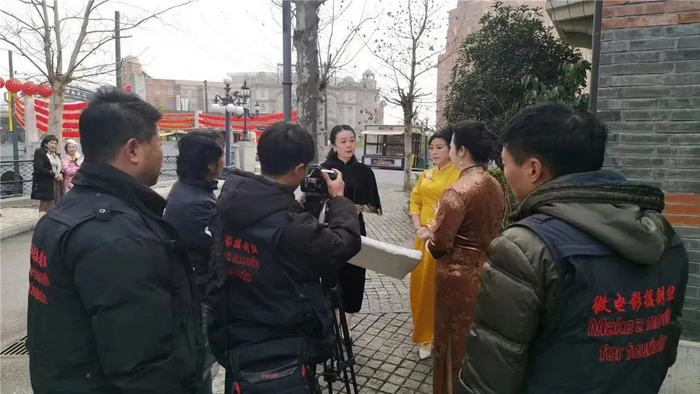 △摄制团队在工作中