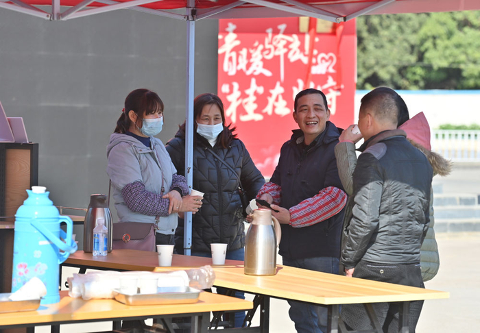 骑行返乡人员在广西梧州市东出口春运情暖驿站休整（1月7日摄）。新华社记者 黄孝邦 摄