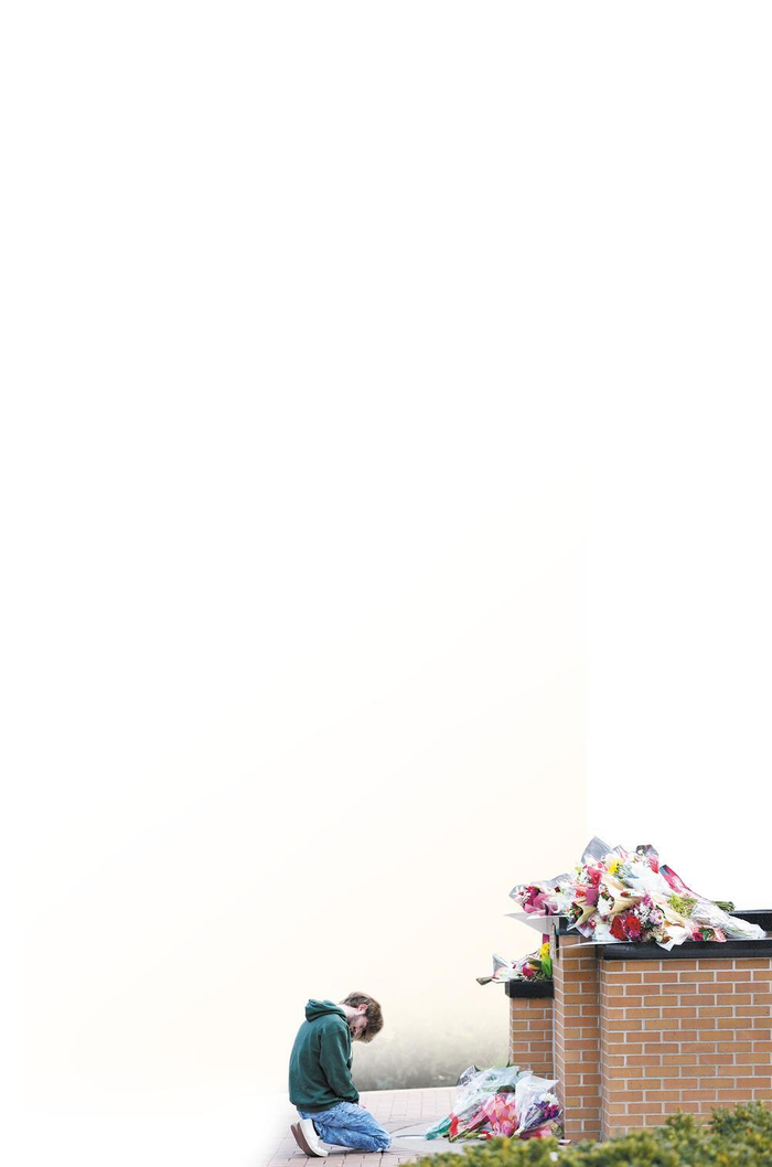     2月14日，在位于美国密歇根州东兰辛的密歇根州立大学，学生在校园内悼念枪击事件遇难者。    新华社发