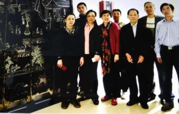 张氏后裔一行在南博所藏软螺钿屏风前留影 张氏后裔供图