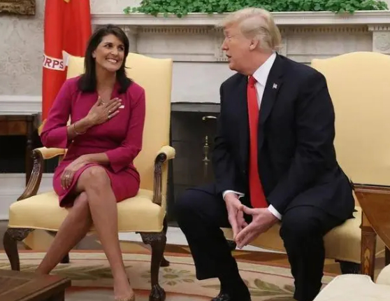 ·黑利（左）与特朗普。