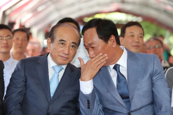 台湾地区立法机构前负责人王金平（左）和鸿海集团创办人郭台铭（右） 台媒资料图