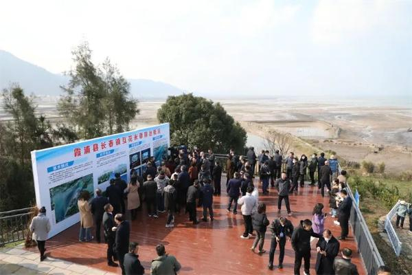 会议代表在福建宁德参观互花米草防治情况（来源：绿色中国网络电视）