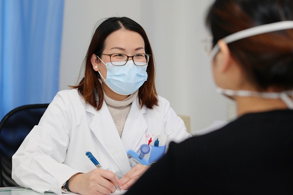 图说：许桦看诊  程呈斌 摄