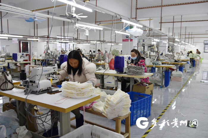 工人在加工产品