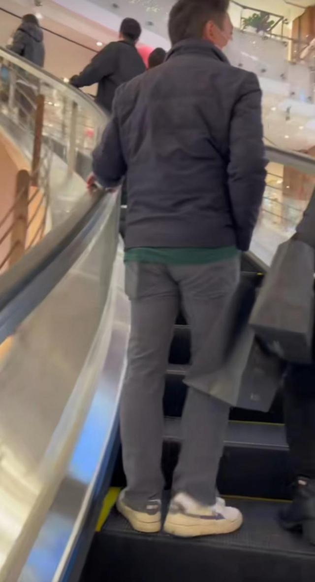 ▲网友拍摄的上海一商场内的螺旋形扶梯。图片来源/视频截图